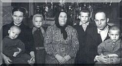 Семья Яшник: б.Маша, д.Сережа, мама, пб.Евдокия, д.Вова, д.Ваня, д.Коля