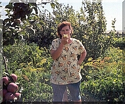 Мама - 2001 год - на огороде